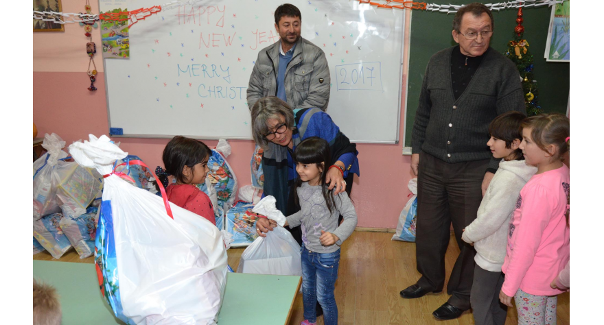 2.000 paketića za mališane iz pećinačke opštine