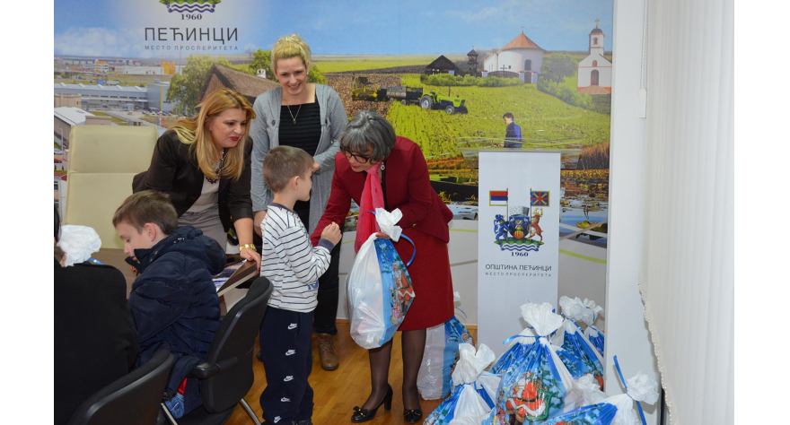 Novogodišnji paketići obradovali i decu iz hraniteljskih porodica
