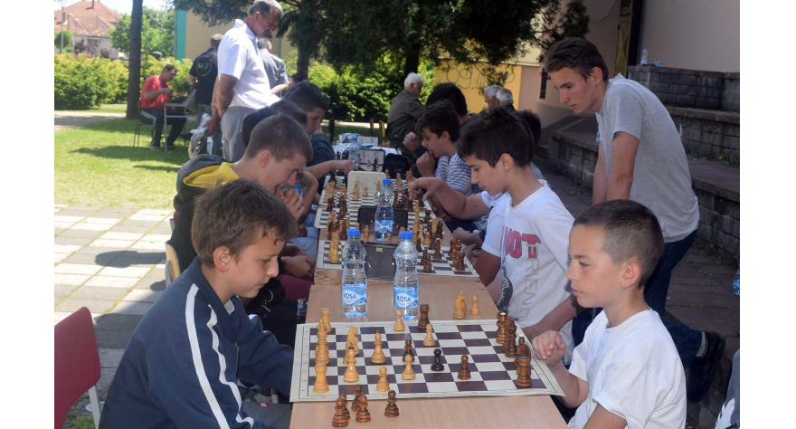 „Bitka“ juniora i seniora na pećinačkoj šahovskoj tabli
