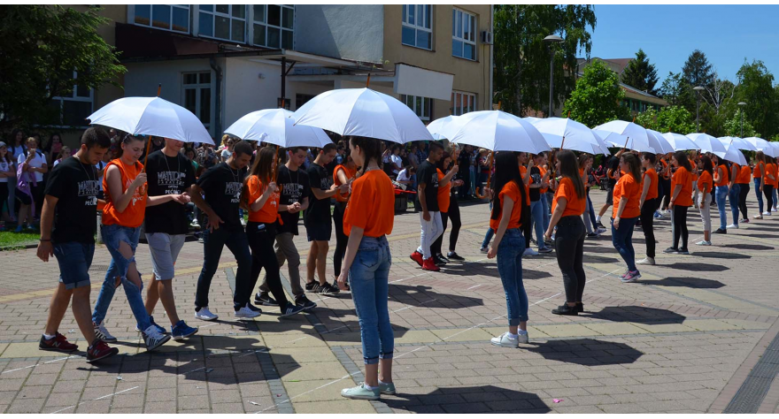 Kadril i kolo pećinačkih maturanata