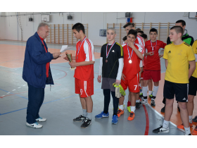 Uručivanje nagrada drugoplasiranoj ekipi OŠ "Jovan Jovanović Zmaj" iz Sremske Mitrovice