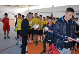 Uručivanje nagrada trećeplasiranoj ekipi OŠ "Branko Radičević" iz Šida