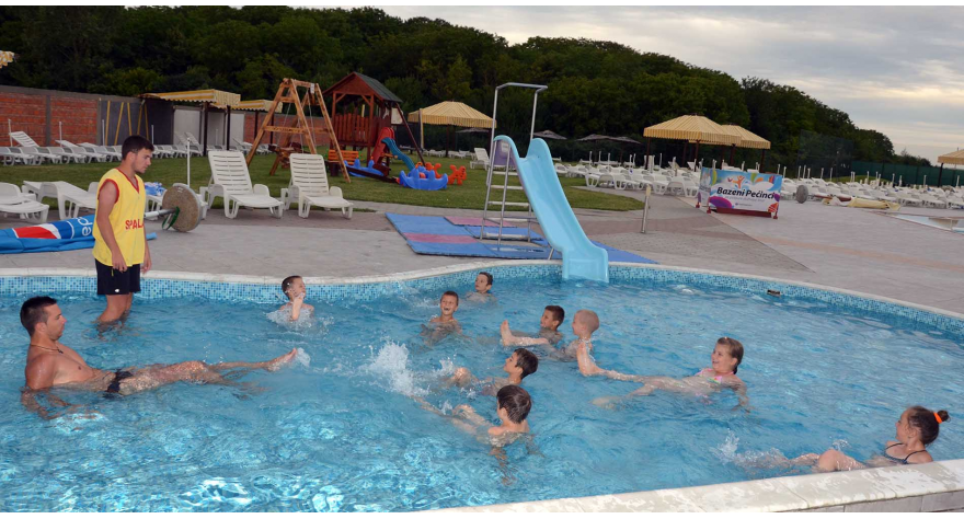 Počela besplatna škola plivanja na pećinačkim bazenima