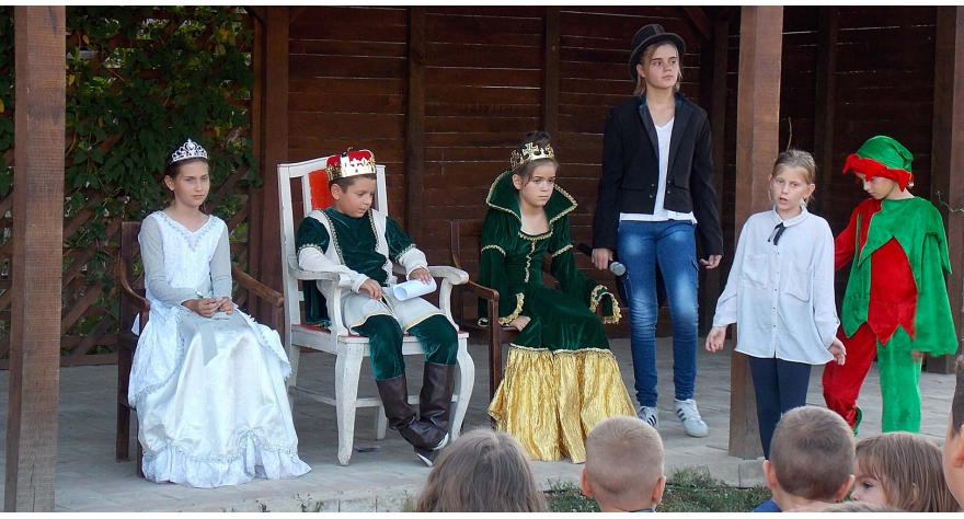 Velika pozornica u dvorištu Aksentijevog kućerka