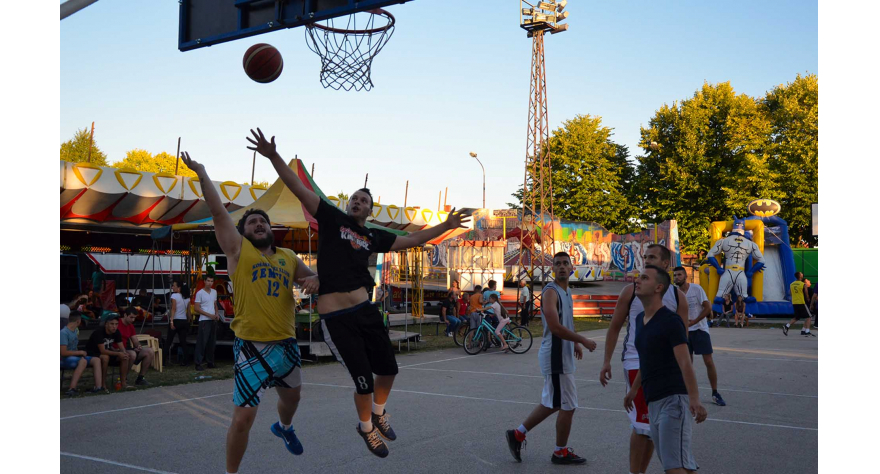  “Ulična košarka” na vrelom pećinačkom terenu