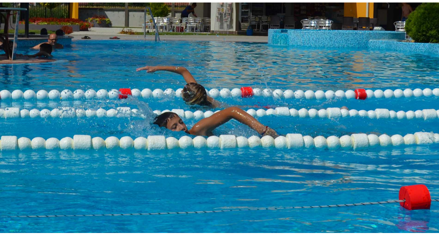 Pećinački osnovci pokazali zavidno umeće u plivanju