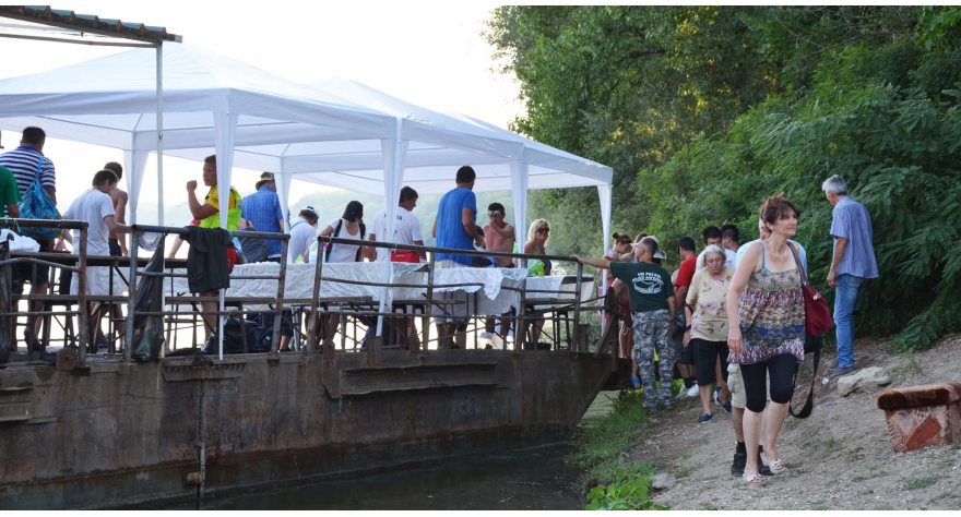 Regataše na cilju dočekali dobra hrana i tamburaši