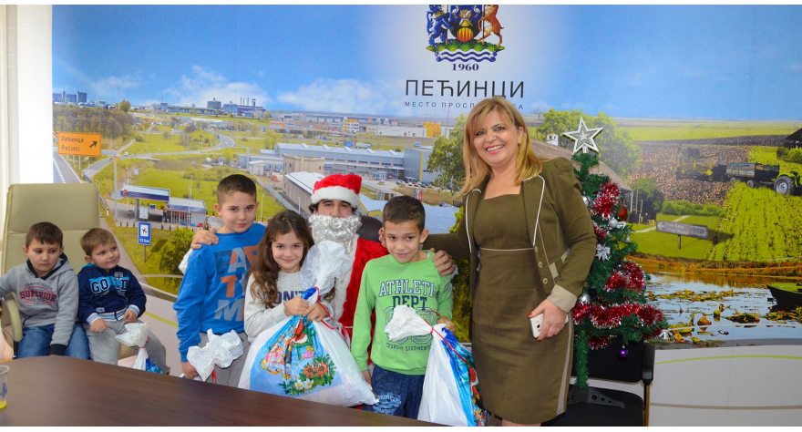 Novogodišnjim paketićima obradovali decu iz hraniteljskih porodica