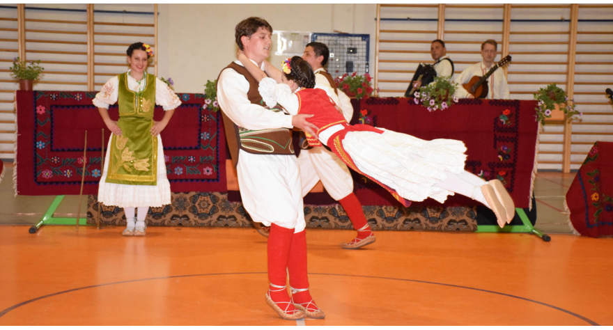 Mladi folkloraši nagrađeni gromoglasnim aplauzima