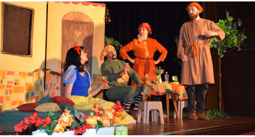 „Snežana i 7 patuljaka“ obradovala pećinačke mališane