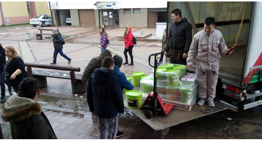 JUB donirao materijal za krečenje pećinačke osnovne škole