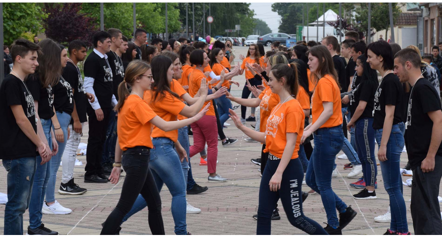 Štraus i kolo na pećinačkom šetalištu