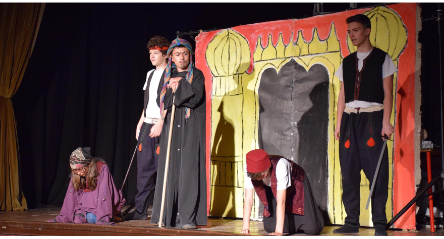 Nagrađivana predstava pred osnovcima pećinačke opštine