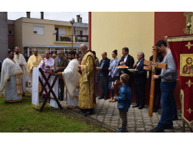 Sveta liturgija u pećinačkom hramu