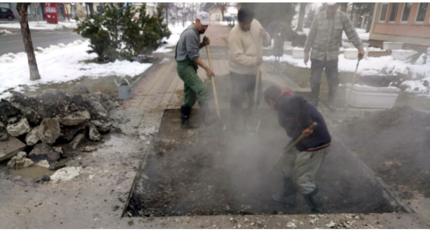 Због пуцања тополовода без грејања делови Пећинаца
