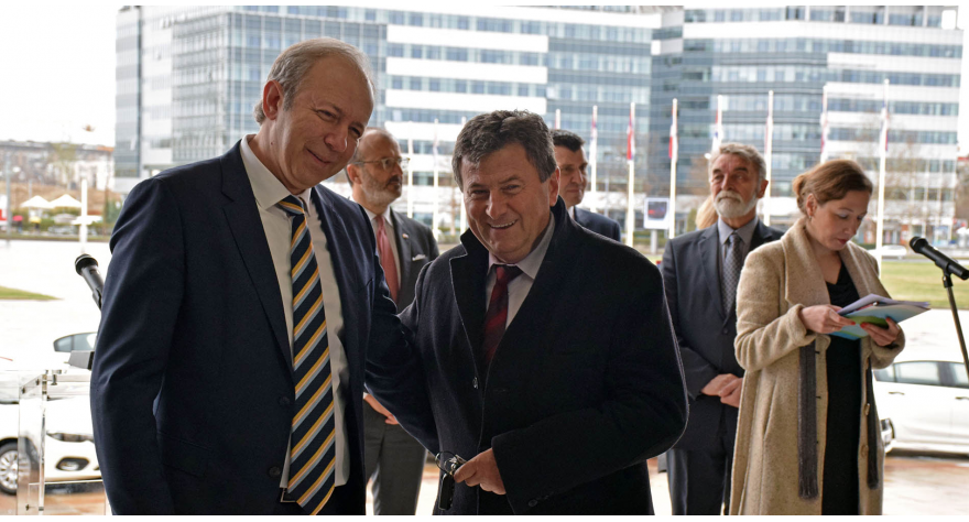 30 automobila i računara za lokalne mobilne timove