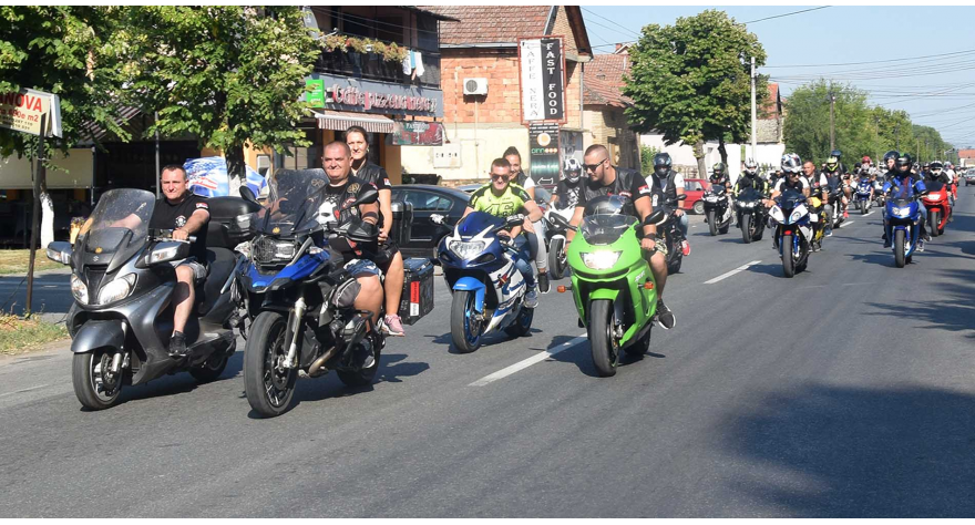 Miris benzina, gulaš i rok muzika