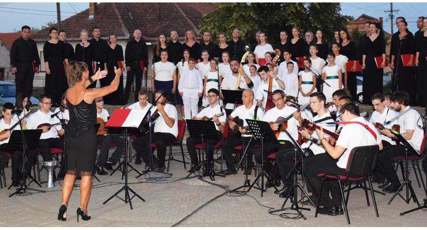 Звуци традиције уз хор и тамбураше