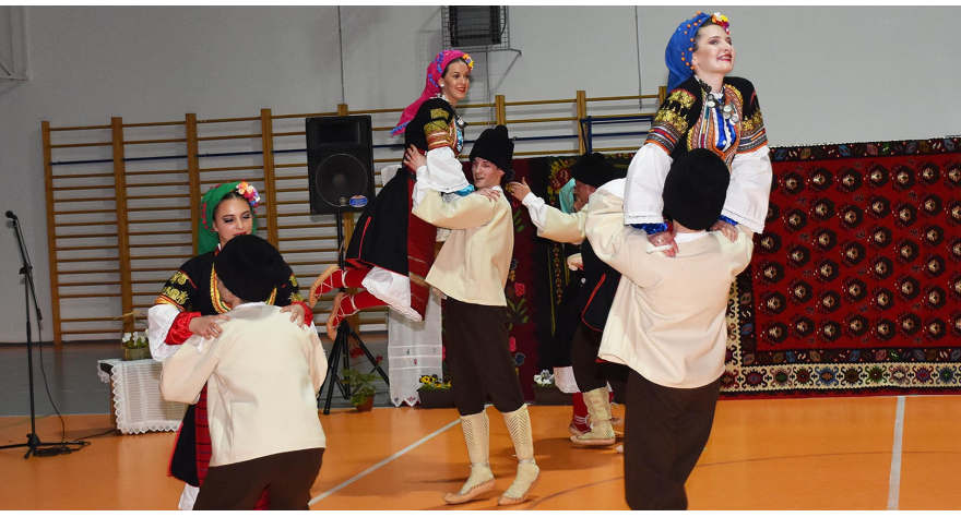 Преко два сата игре и песме Извора