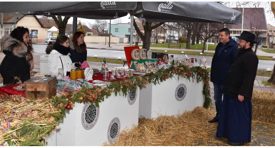 Božićno seoce krasi centar Pećinaca