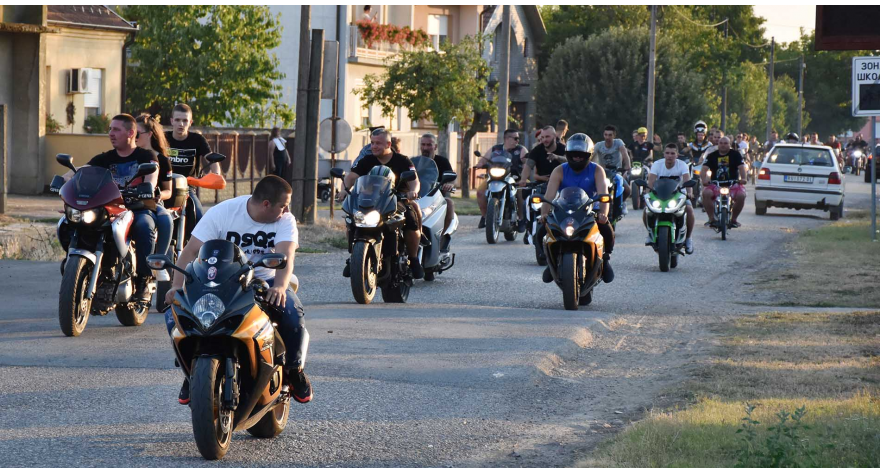 Мото скуп у Брестачу окупио више стотина посетилаца