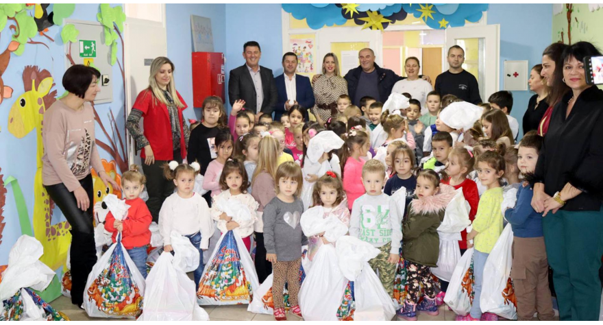 Општина Пећинци обрадовала децу из Лепосавића са 200 пакетића