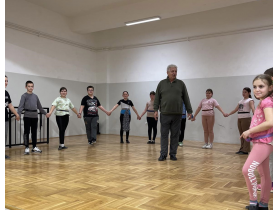 Властимир Зурковић са младим члановима КУД “Карловчић”