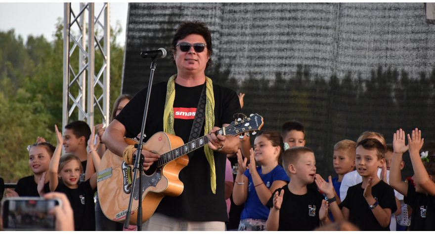 Бане Летећа гитара сутра са малим Шимановчанима