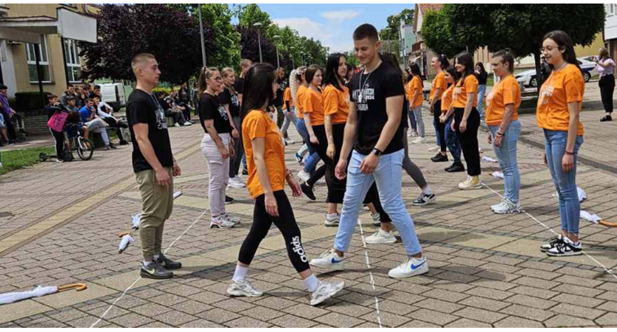 Шетња кроз Пећинце и плес тачно у подне