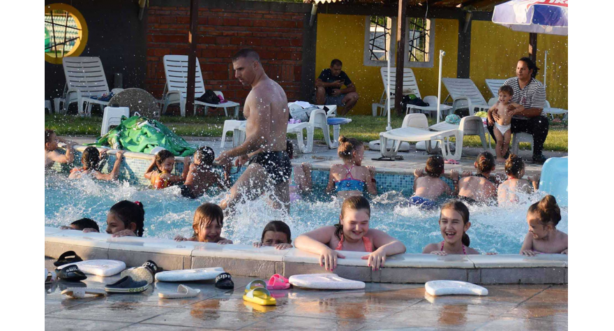 Због лоших временских услова померен почетак бесплатне школе пливања