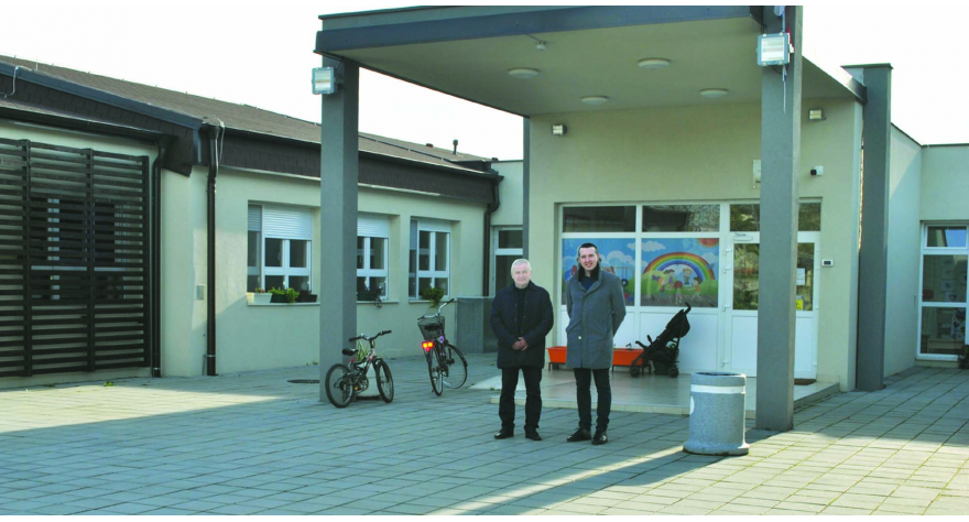 И село, и град