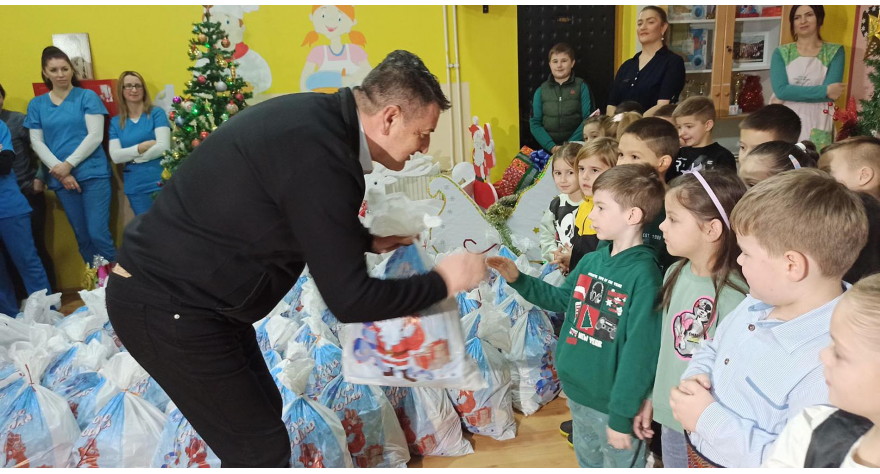 Predsednik Đokić uručio paketiće deci sa Kosova i Metohije