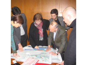 Predsednik Vukov i Piter Epštajn pregledaju mape