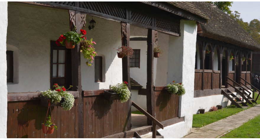 Predstava „Čuješ seko“ u dvorištu etno kuće